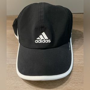 Adidas “Superlite” unisex moisture-wicking baseball hat, very good condition